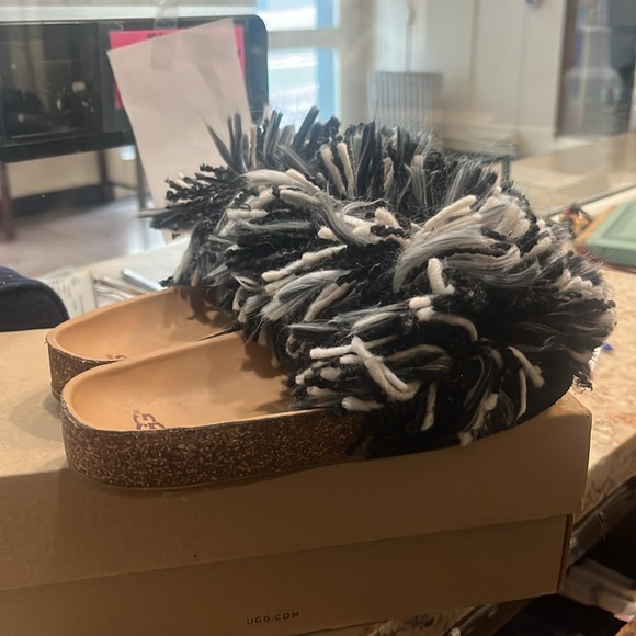 Ugg slippers Cindi size 6 NIB - Picture 2 of 6